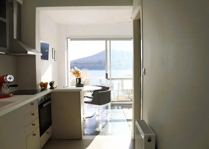 Side Iii Apartment *