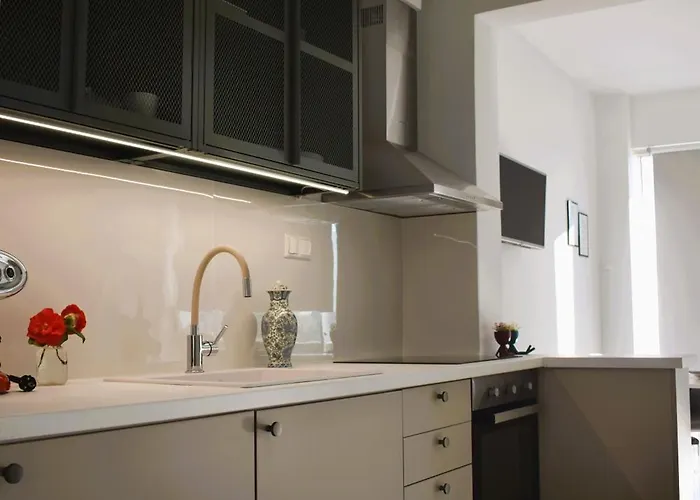 Side Iii Apartment *