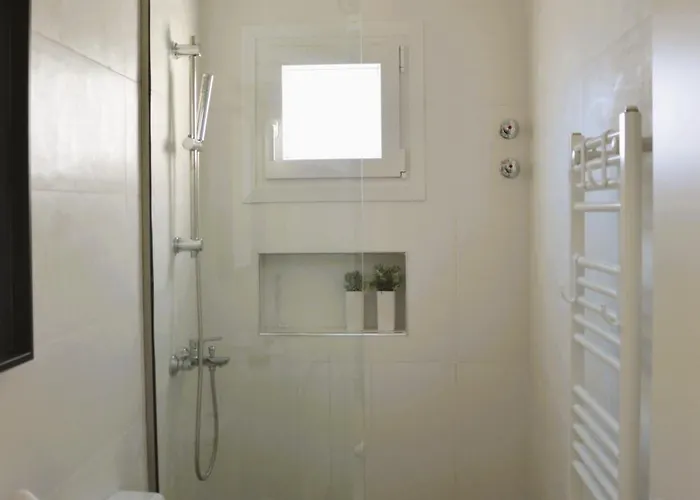 Side Iii Apartment *